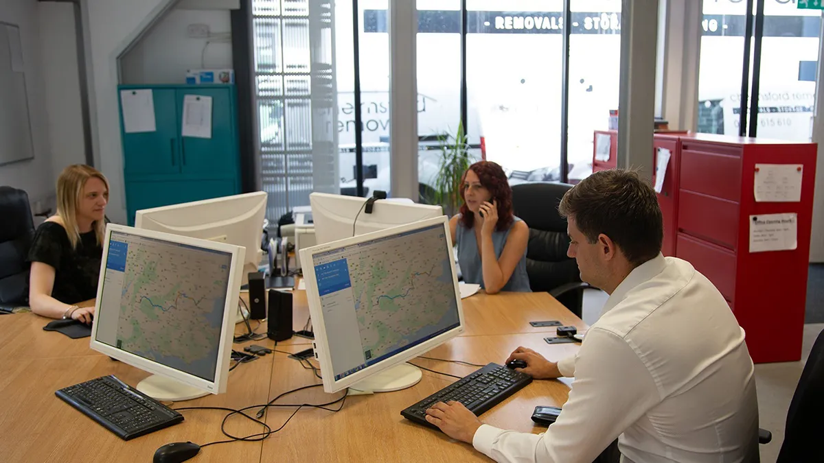 Move It team members preparing a detailed documentation Move It Removals inventory and documentation support for a move to Spain
